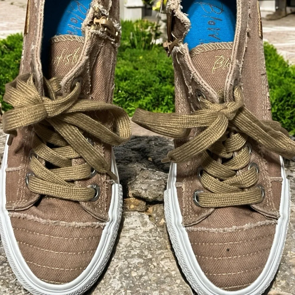Women’s Blowfish Tan Canvas Sneakers with White Soles - Picture 2 of 7
